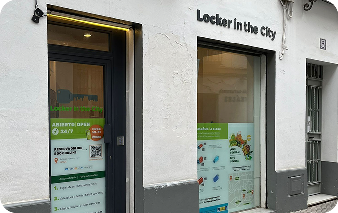 Foto del local de consignas de Alfalfa, Sevilla con una persona escaneando el código QR para hacer la reserva