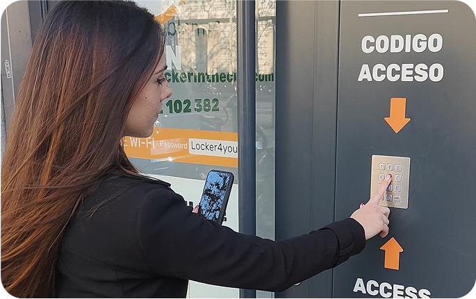 Foto del local de consignas de Alfama, Lisboa con un usuario introduciendo el código de acceso en la entrada