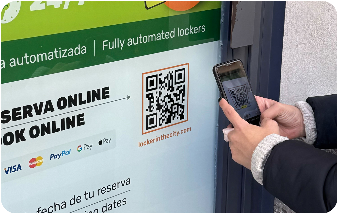 Photo of the storage facility at Arena | Casa di Giulietta, Verona with a person scanning the QR code to make a reservation