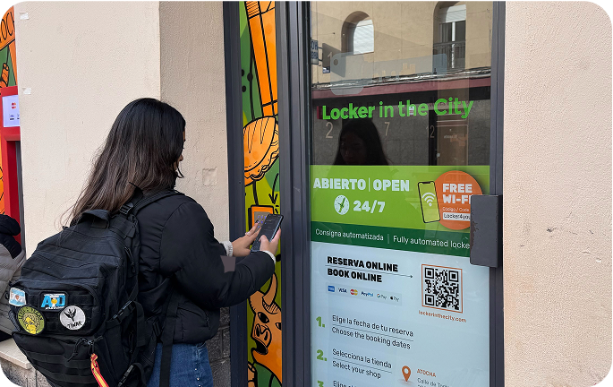 Foto del local de consignas de Atocha - Estación de Tren, Madrid con un usuario introduciendo el código de acceso en la entrada