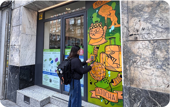Foto del local de consignas de Atocha - Lavapiés, Madrid con un usuario introduciendo el código de acceso en la entrada