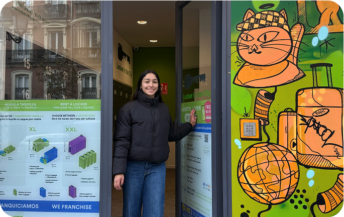 Foto del local de consignas de Atocha - Lavapiés, Madrid con personas utilizando el servicio para guardar su equipaje