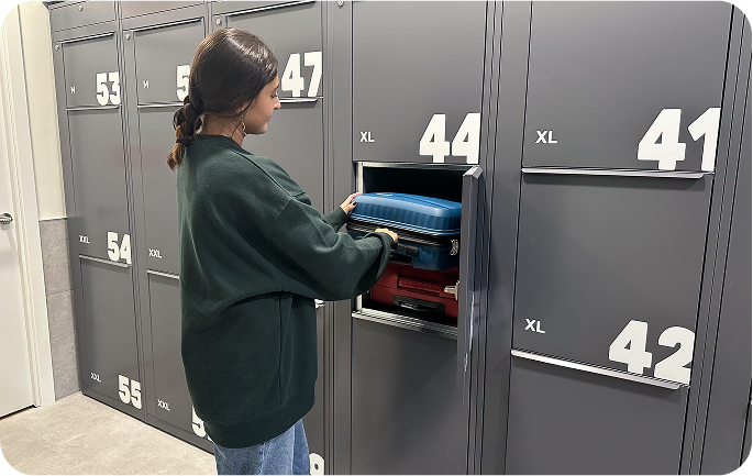 Photo of the storage facility at Atocha - Museo del Prado, Madrid with a user placing luggage in the locker