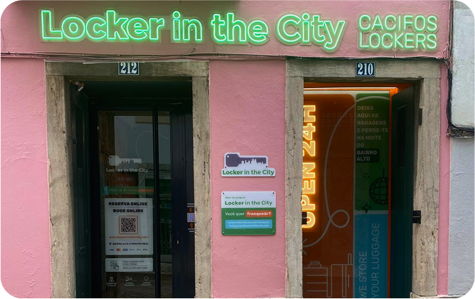 Foto del local de consignas de Bairro Alto, Lisboa con una persona escaneando el código QR para hacer la reserva