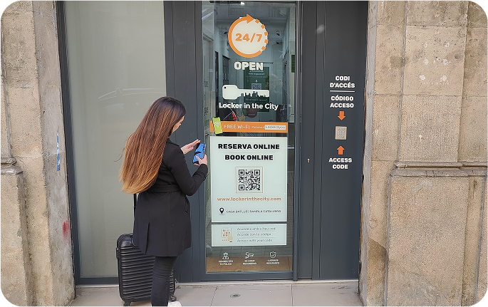 Foto del local de consignas de Rambla Catalunya, Barcelona con una persona escaneando el código QR para hacer la reserva
