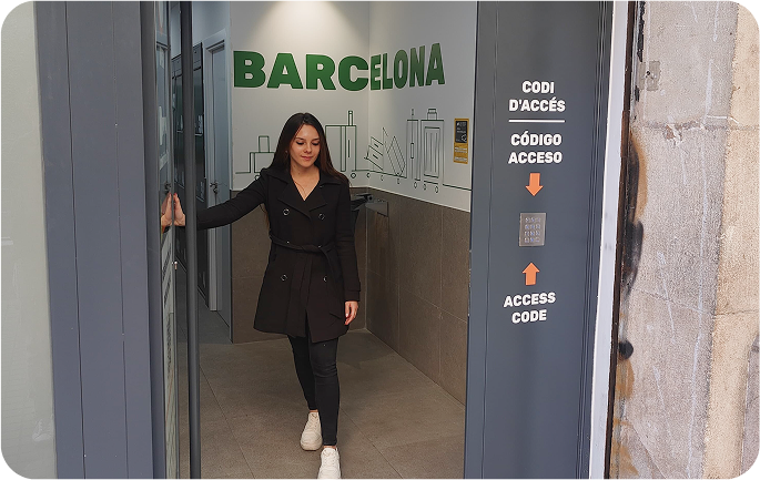 Foto del local de consignas de Rambla Catalunya, Barcelona con personas utilizando el servicio para guardar su equipaje