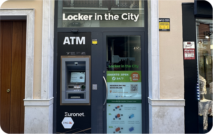 Foto del local de consignas de Catedral - La Giralda, Sevilla con una persona escaneando el código QR para hacer la reserva
