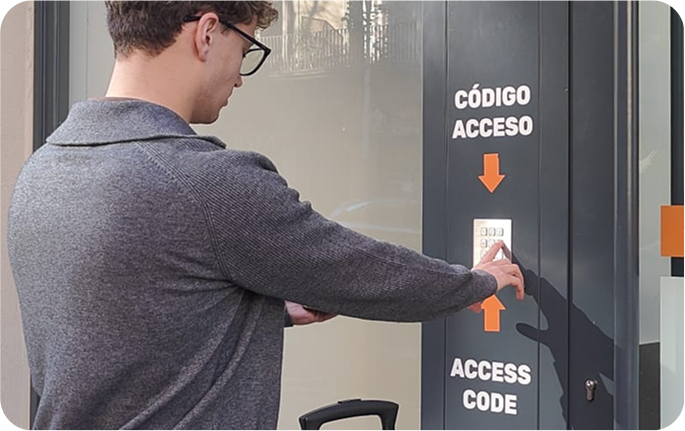Foto del local de consignas de Catedral - La Giralda, Sevilla con un usuario introduciendo el código de acceso en la entrada