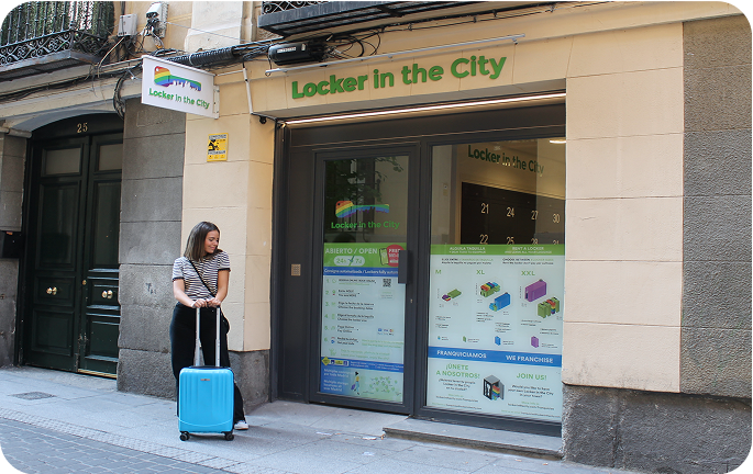 Foto del deposito bagagli a Chueca, Madrid con una persona che scansiona il codice QR per effettuare la prenotazione