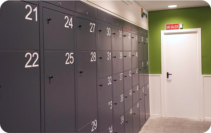 Foto del deposito bagagli di Chueca, Madrid con persone che utilizzano il servizio per depositare i propri bagagli