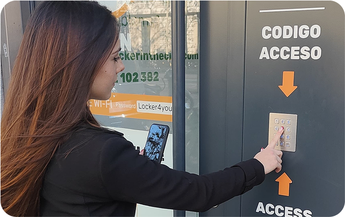 Foto del local de consignas de Estació del Nord, Valencia con un usuario introduciendo el código de acceso en la entrada