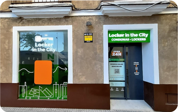 Foto del local de consignas de Estación de Tren Cádiz, Cádiz con una persona escaneando el código QR para hacer la reserva