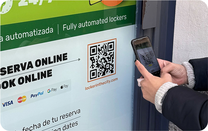 Pessoa escaneando QR code no depósito em Faria Guimarães, Porto
