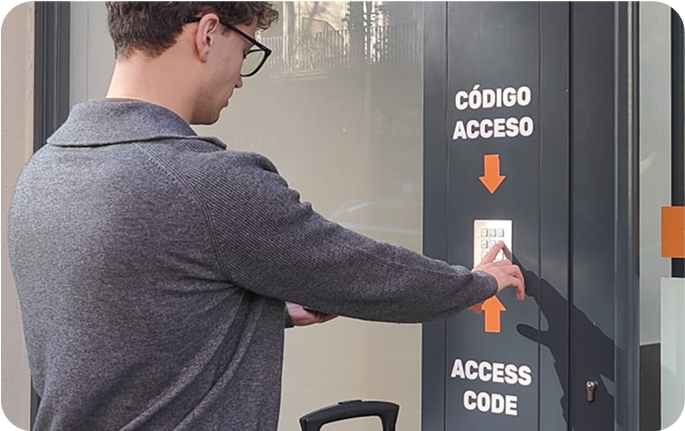 Usuário digitando código no depósito em Faria Guimarães, Porto