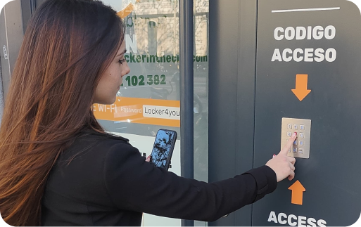 Photo of the storage facility at Gare d'Antibes | Musée Picasso, Antibes with a user entering the access code at the entrance
