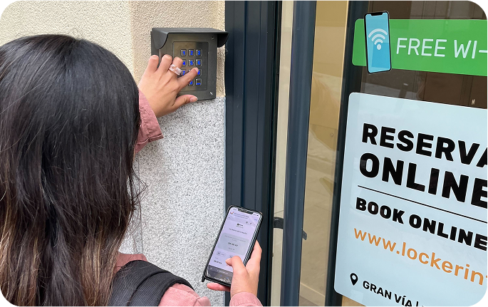 Photo du local de consigne de Gran Vía, Madrid avec un utilisateur saisissant le code d'accès à l'entrée