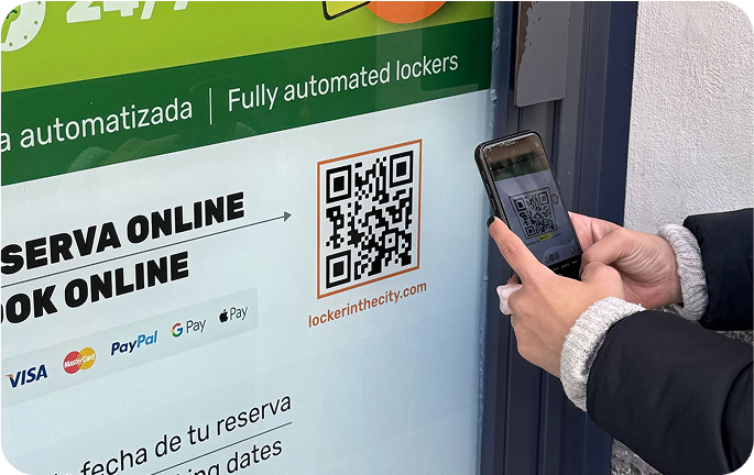 Foto del deposito bagagli a Centro - Sagrario, Granada con una persona che scansiona il codice QR per effettuare la prenotazione