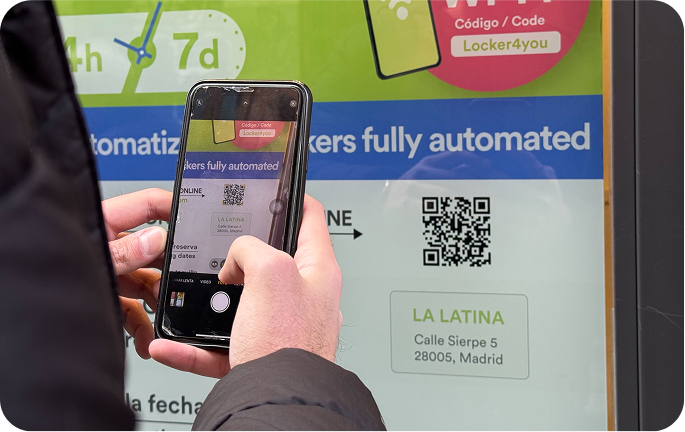 Foto del local de consignas de La Latina, Madrid con una persona escaneando el código QR para hacer la reserva
