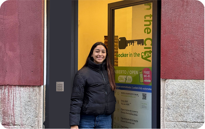 Foto del local de consignas de La Latina, Madrid con personas utilizando el servicio para guardar su equipaje