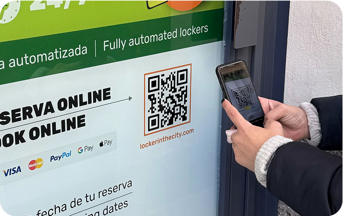 Foto del local de consignas de Lavapiés, Madrid con una persona escaneando el código QR para hacer la reserva