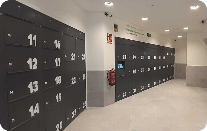 Foto del local de consignas de Lavapiés, Madrid con personas utilizando el servicio para guardar su equipaje