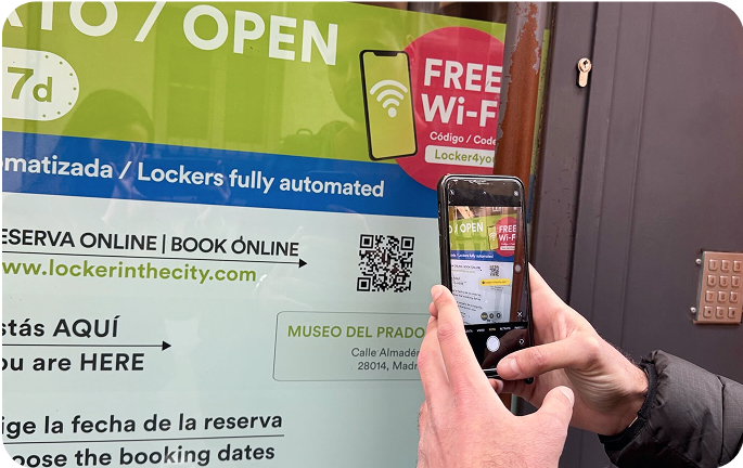 Photo du local de consigne de Malasaña, Madrid avec une personne scannant le code QR pour effectuer la réservation