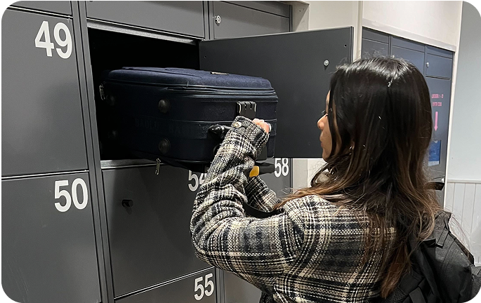 Photo de la consigne de Malasaña, Madrid avec un utilisateur déposant ses bagages dans un casier