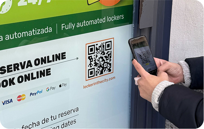 Foto del local de consignas de Palacio Real, Madrid con una persona escaneando el código QR para hacer la reserva