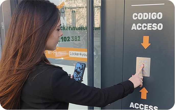 Foto del local de consignas de Palacio Real, Madrid con un usuario introduciendo el código de acceso en la entrada