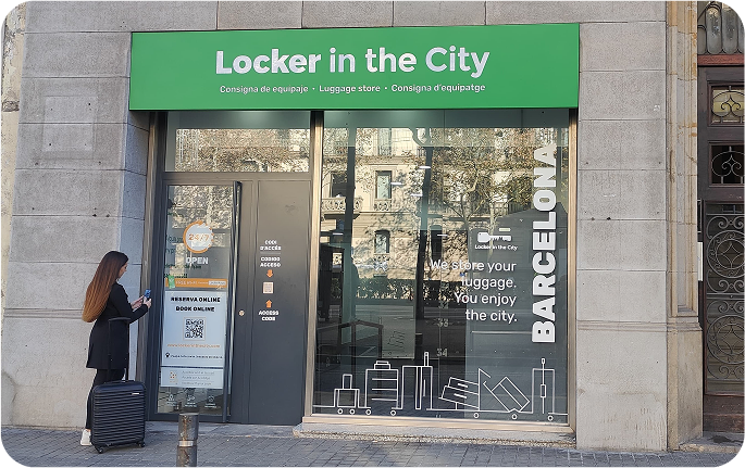 Foto del local de consignas de Plaça Catalunya, Barcelona con una persona escaneando el código QR para hacer la reserva