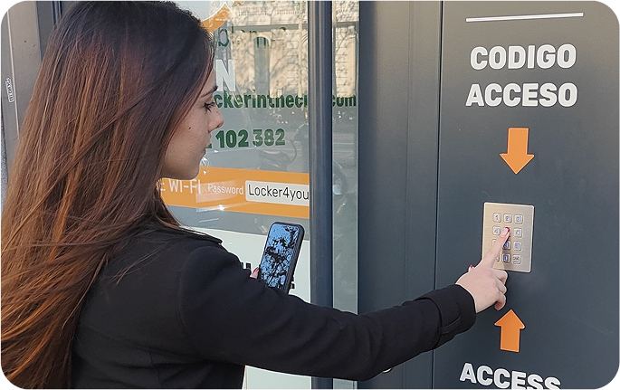 Foto del local de consignas de Plaça Catalunya, Barcelona con un usuario introduciendo el código de acceso en la entrada