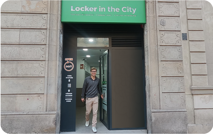 Foto del local de consignas de Ciutat Vella, Barcelona con personas utilizando el servicio para guardar su equipaje