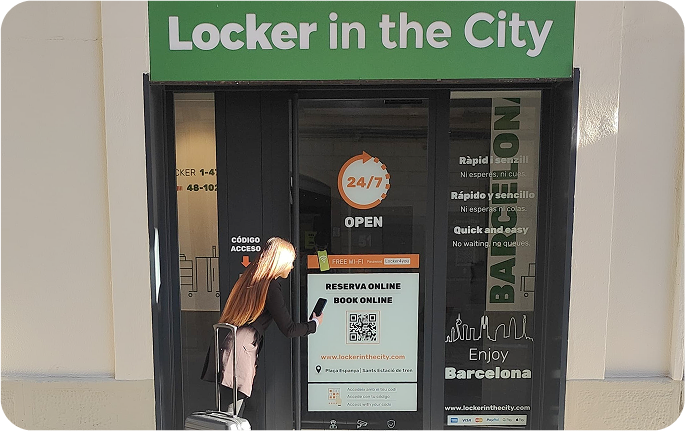 Foto del local de consignas de Plaça d’Espanya - Sants, Barcelona con una persona escaneando el código QR para hacer la reserva