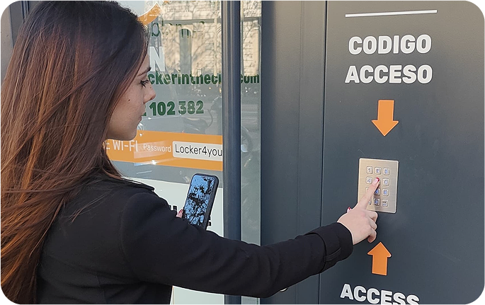 Foto del local de consignas de Plaça d’Espanya - Sants, Barcelona con un usuario introduciendo el código de acceso en la entrada