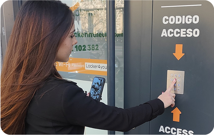 Foto del local de consignas de Centro, Alicante con un usuario introduciendo el código de acceso en la entrada