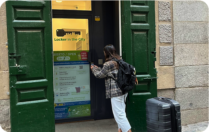 Foto del local de consignas de Plaza de España, Madrid con una persona escaneando el código QR para hacer la reserva