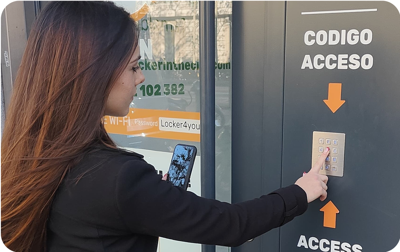 Photo of the storage facility at Praia da Rocha | Fortaleza de Santa Catarina, Portimao with a user entering the access code at the entrance
