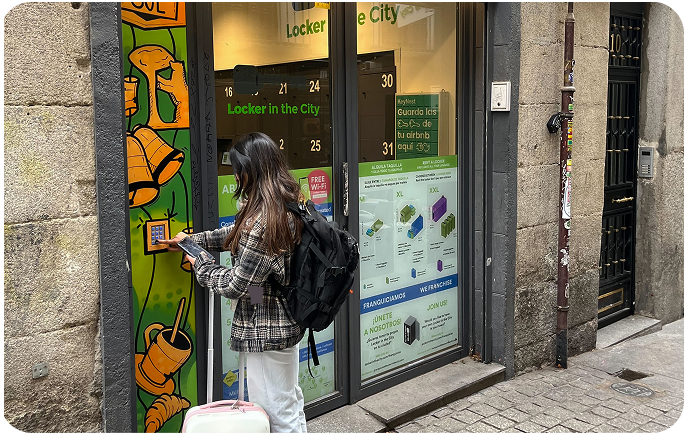 Photo du local de consigne de Puerta del Sol, Madrid avec un utilisateur saisissant le code d'accès à l'entrée
