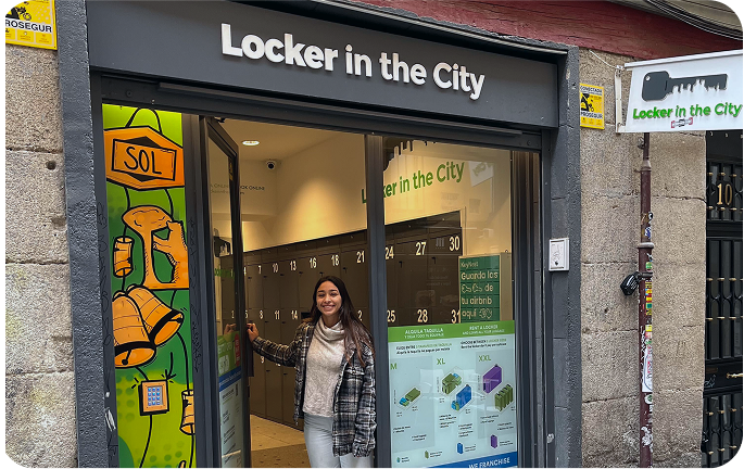 Photo du local de consignes de Puerta del Sol, Madrid avec des personnes utilisant le service pour déposer leurs bagages