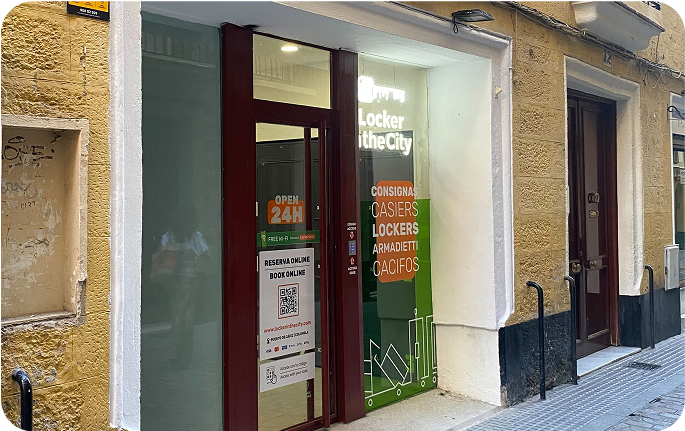 Foto del local de consignas de Cádiz Centro, Cádiz con una persona escaneando el código QR para hacer la reserva