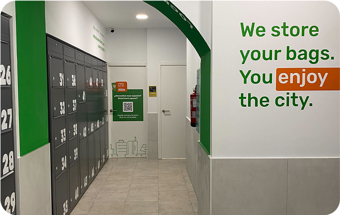 Foto del local de consignas de Cádiz Centro, Cádiz con personas utilizando el servicio para guardar su equipaje