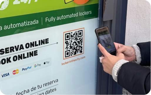 Foto del local de consignas de Renfe andaluces | Barrio pajaritos, Granada con una persona escaneando el código QR para hacer la reserva