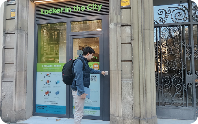 Pessoa escaneando QR code no depósito em Sagrada Familia, Barcelona