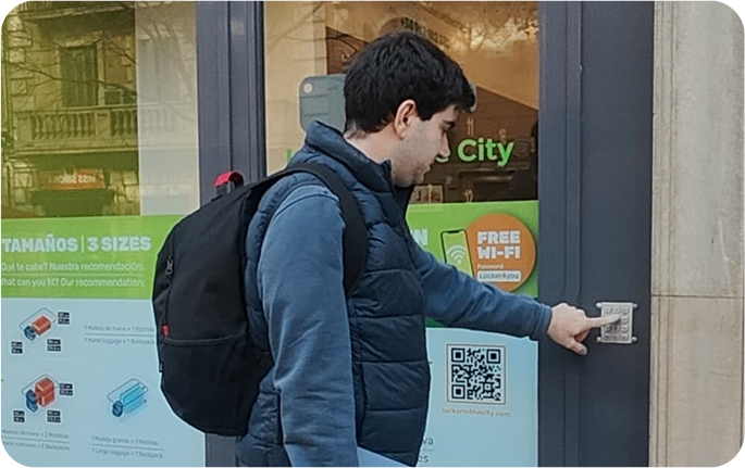 Usuário digitando código no depósito em Sagrada Familia, Barcelona