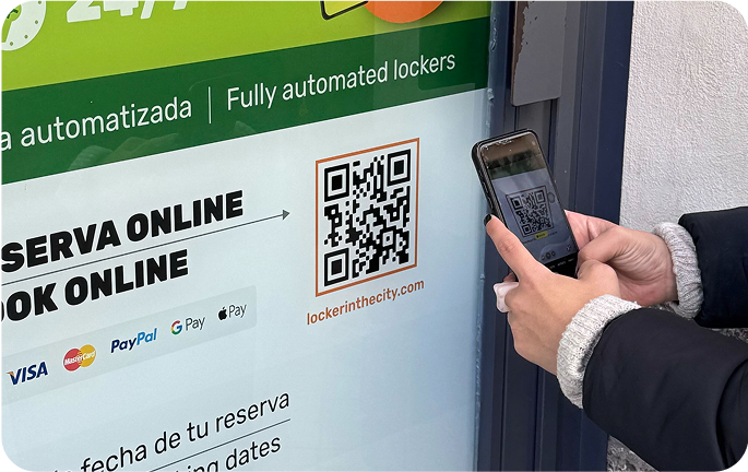 Foto del local de consignas de São Bento, Oporto con una persona escaneando el código QR para hacer la reserva