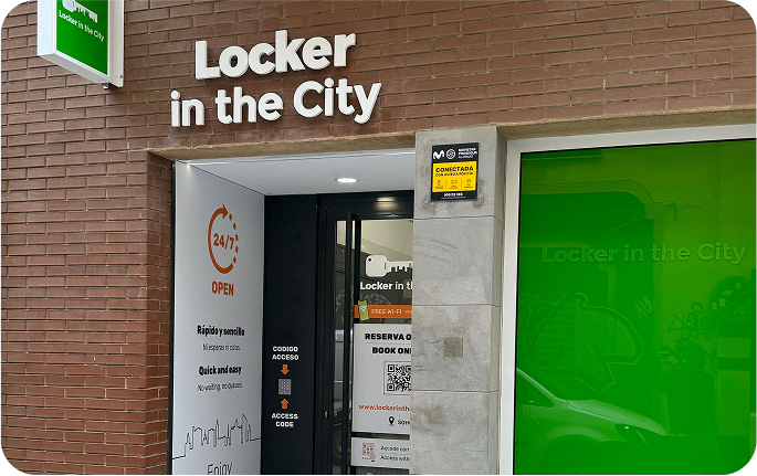 Foto del local de consignas de Soho, Málaga con una persona escaneando el código QR para hacer la reserva