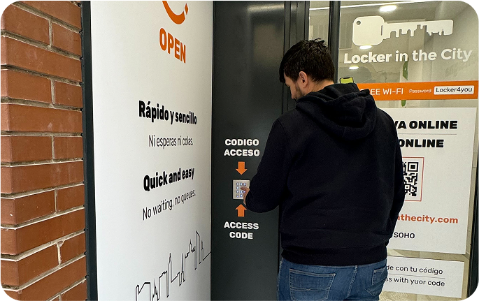 Foto del local de consignas de Soho, Málaga con un usuario introduciendo el código de acceso en la entrada