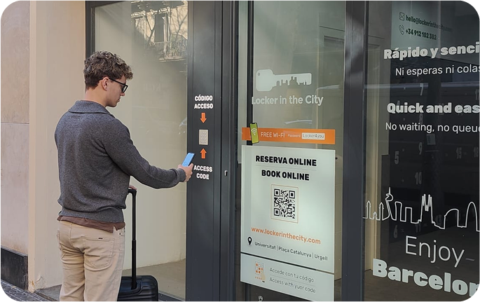 Foto del local de consignas de Universitat, Barcelona con una persona escaneando el código QR para hacer la reserva