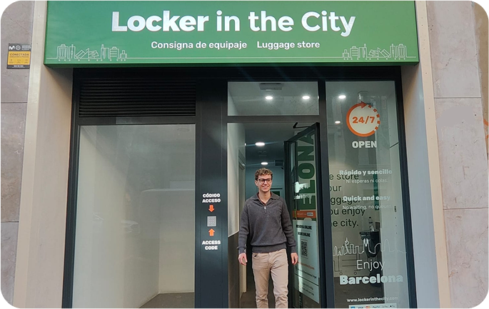 Foto del local de consignas de Universitat, Barcelona con personas utilizando el servicio para guardar su equipaje