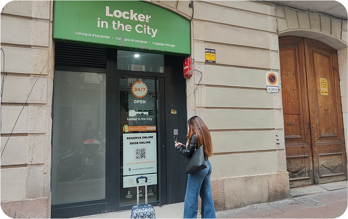 Photo of the storage facility at Vila de Gràcia, Barcelona with a person scanning the QR code to make a reservation